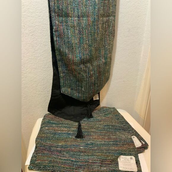 Park B. Smith 72" Table Runner and 4 placements 100% silk - Picture 11 of 14